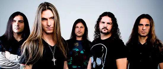 Kiko Loureiro com a banda Angra