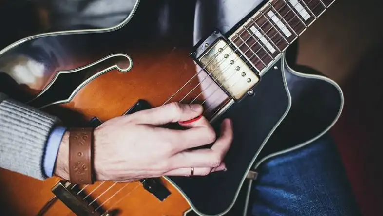 dicas para treinar palhetada alternada guitarra